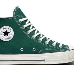 Dark green size 10  converse LACES ARE CERY DIRTY SO I WILL BE BUYING NEW LACES